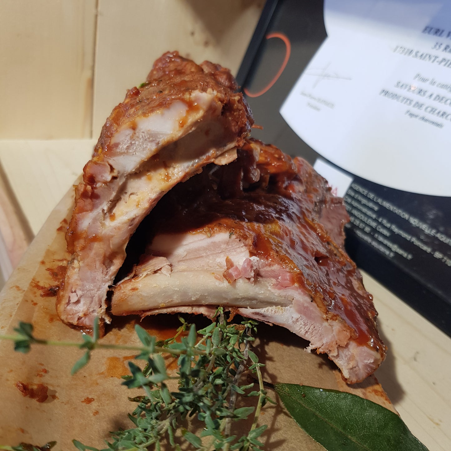 NOTRE SPÉCIALITÉ - Ribs épais cuits au feu de bois - 1 portion 200 gr sous vide - Charcuterie artisanale Maison Marthe - Oléron